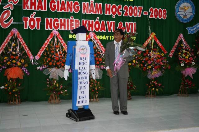 Robot tặng hoa