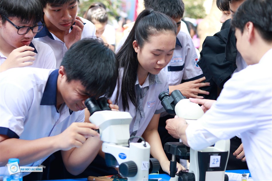 Đưa mô hình ngành nghề đến gần với học sinh