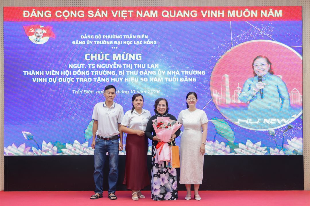 Chi bộ 3 tặng hoa chúc mừng