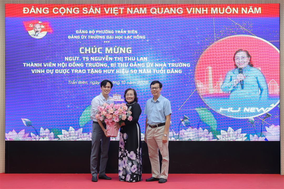 Chi bộ 10 tặng hoa chúc mừng