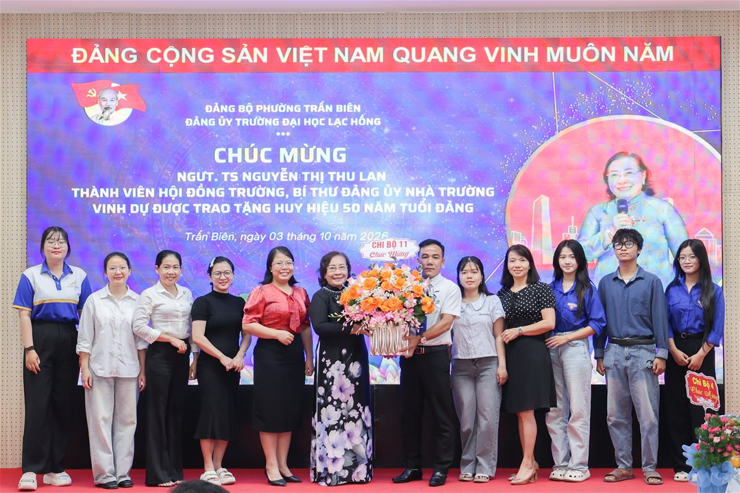 Chi bộ 11 tặng hoa chúc mừng