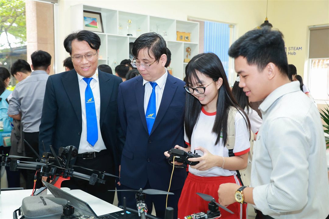 “Choáng ngợp” thư viện công nghệ 1,1 tỷ tại LHU nơi học sinh, sinh viên lái ô tô tự hành và “xỏ kính” VR ngay trên ghế nhà trường