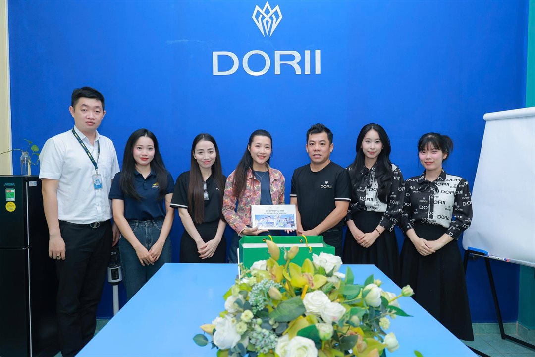 Công ty Thời trang DORII - Nhà tài trợ Kim cương kiến tạo diện mạo thời trang Nét Đẹp sinh viên Lạc Hồng 2026 Trong các cuộc thi dành cho sinh viên, yếu tố chuyên môn và tổ chức luôn được xem là nền tảng. Tuy nhiên, một “thước đo” khác đang ngày càng định hình giá trị của một sân chơi hiện đại - đó là chuẩn thẩm mỹ và mức độ đầu tư vào trải nghiệm hình ảnh. Đứng sau thương hiệu DORII là Đạo diễn - Nhà thiết kế Tạ Linh Nhân, người được nhiều khán giả yêu mến gọi bằng cái tên “phù thủy áo dài”. Anh là gương mặt sáng tạo nổi bật với những bộ sưu tập kết hợp hài hòa giữa tinh thần truyền thống và hơi thở hiện đại, góp phần lan tỏa vẻ đẹp văn hóa Việt Nam thông qua ngôn ngữ thời trang. Đạo diễn - Nhà thiết kế Tạ Linh Nhân - Nhà tài trợ Kim cương Không chỉ hoạt động trong lĩnh vực thiết kế, Đạo diễn - Nhà thiết kế Tạ Linh Nhân còn đảm nhiệm vai trò tổng đạo diễn, họa sĩ thiết kế sân khấu cho nhiều chương trình nghệ thuật quy mô lớn. Với tư duy sáng tạo đa chiều và dấu ấn nghệ thuật riêng biệt, anh đã góp phần tạo nên nhiều không gian trình diễn mang tính thẩm mỹ cao, đặc biệt trong các hoạt động văn hóa tại quê hương Quảng Ngãi và nhiều tỉnh thành trên cả nước. Việc Đạo diễn - Nhà thiết kế Tạ Linh Nhân đồng hành cùng Cuộc thi “Nét đẹp sinh viên Lạc Hồng 2026” với vai trò Nhà tài trợ Kim cương không dừng lại ở ý nghĩa hỗ trợ. Ở góc độ rộng hơn, đây là sự kết nối giữa nhà trường và một đại diện của lĩnh vực sáng tạo chuyên nghiệp, cùng hướng đến mục tiêu nâng cao chuẩn trải nghiệm và tiệm cận thực tiễn cho các thế hệ trẻ. Điểm nhấn của sự đồng hành nằm ở việc nhà thiết kế sẽ trực tiếp thực hiện một bộ sưu tập áo dài hoàn toàn mới, sáng tác riêng cho đêm Chung kết diễn “Nét đẹp sinh viên Lạc Hồng 2026” ra vào ngày 21/5. Khi một bộ sưu tập được “đặt để” cho một sân khấu cụ thể, từng thiết kế không dừng lại ở yếu tố thẩm mỹ, mà được tính toán trên phương diện thông điệp, tinh thần và đối tượng thể hiện. Trong trường hợp này, đó là hình ảnh sinh viên Lạc Hồng - thế hệ trẻ đang trong quá trình định hình bản thân, kết nối giữa giá trị truyền thống và tư duy hiện đại. Giữa dòng chảy thời trang hiện đại, DORII đang từng bước khẳng định dấu ấn bằng hệ sinh thái sáng tạo đa lĩnh vực, nơi thời trang, nghệ thuật và giải trí cùng hòa quyện trong tinh thần đậm bản sắc Việt. Không chỉ phát triển các dòng thiết kế ứng dụng và trình diễn, DORII còn tạo dấu ấn qua DORII Fashion Week, Dorii Arts Academy và Dorii Pro - những hoạt động góp phần kết nối thời trang với văn hóa, nghệ thuật và các sự kiện quy mô lớn trong nước và Quốc tế. Bên cạnh đó, việc tài trợ toàn bộ trang phục áo dài và dạ hội không chỉ hoàn thiện diện mạo đêm Chung kết, mà còn góp phần thiết lập một ngôn ngữ trình diễn chuyên nghiệp và nhất quán. Trong một sân chơi đề cao bản lĩnh cá nhân, sự đồng bộ này giúp thí sinh không bị phân tán bởi yếu tố bên ngoài, mà tập trung tối đa vào việc thể hiện phong thái, cá tính và năng lực của chính mình. Ban Tổ chức đã có buổi trao đổi và làm việc cùng với Đạo diễn - Nhà thiết kế Tạ Linh Nhân Qua đó, “Nét đẹp sinh viên Lạc Hồng 2026” từng bước được định hình như một không gian phát triển - nơi vẻ đẹp được nhìn nhận đa chiều, gắn với khả năng thể hiện, tư duy và dấu ấn cá nhân. Và trong hành trình ấy, sự đồng hành của những đối tác như Đạo diễn - Nhà thiết kế Tạ Linh Nhân không những góp phần nâng tầm chất lượng cuộc thi, mà còn mở rộng giới hạn trải nghiệm cho sinh viên - phù hợp với định hướng đào tạo gắn liền thực tiễn mà Trường Đại học Lạc Hồng đang theo đuổi. Ban Tổ chức trân trọng ghi nhận và gửi lời cảm ơn đến Đạo diễn - Nhà thiết kế Tạ Linh Nhân cùng các đơn vị đồng hành đã tin tưởng, hỗ trợ và góp phần tạo nên một mùa giải được đầu tư bài bản, chuyên nghiệp. Sự đồng hành này vừa mang ý nghĩa về mặt tổ chức, vừa trở thành nguồn lực quan trọng giúp sinh viên có thêm cơ hội trải nghiệm, phát triển và khẳng định chính mình. Theo lịch trình, Đêm chung kết “Nét đẹp sinh viên Lạc Hồng 2026” sẽ được tổ chức vào ngày 21/05 tạiTrung tâm hội nghị Golden Lotus (Số 105, đường Hà Huy Giáp, khu phố Khánh Hưng, phường Trấn Biên, thành phố Đồng Nai)