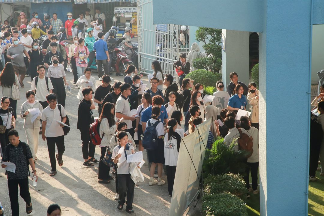 2,350 candidates taking the first phase of the 2026 VNUHCM competency assessment test at LHU Test Cluster on April 5