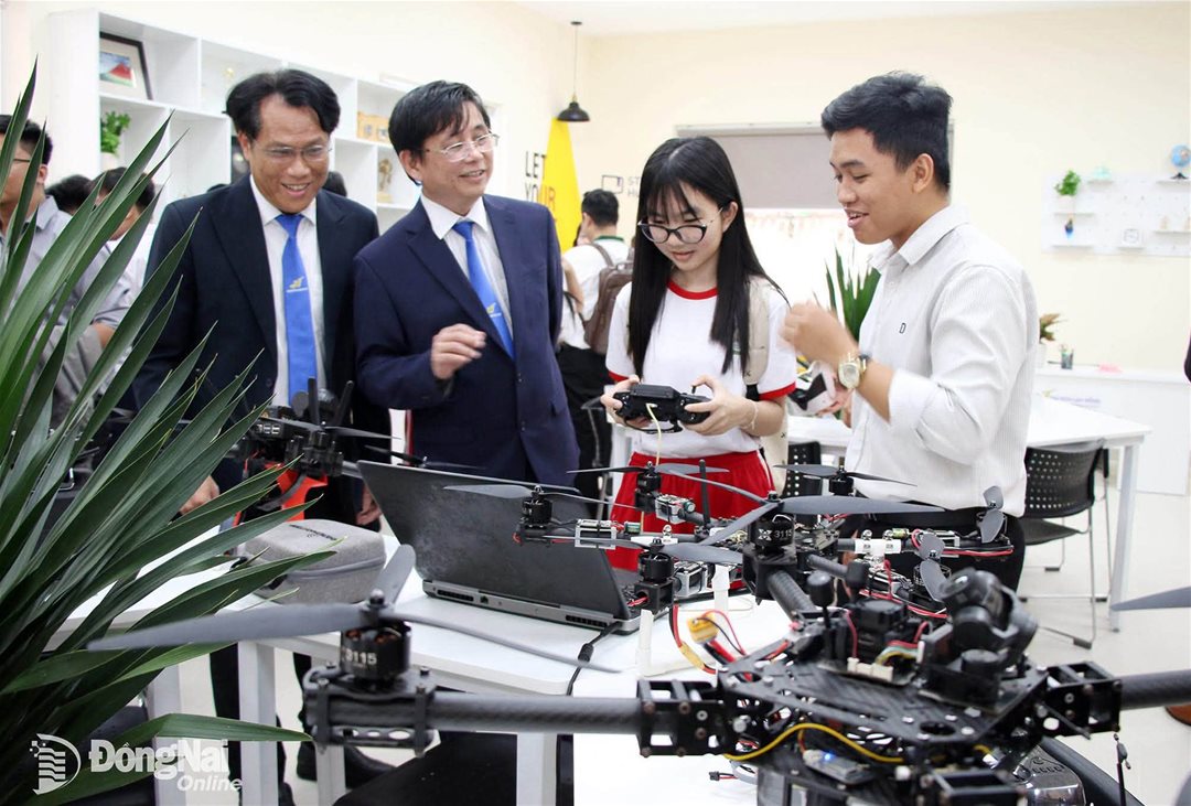Students visit and experience the STEAMHub Technology Library
