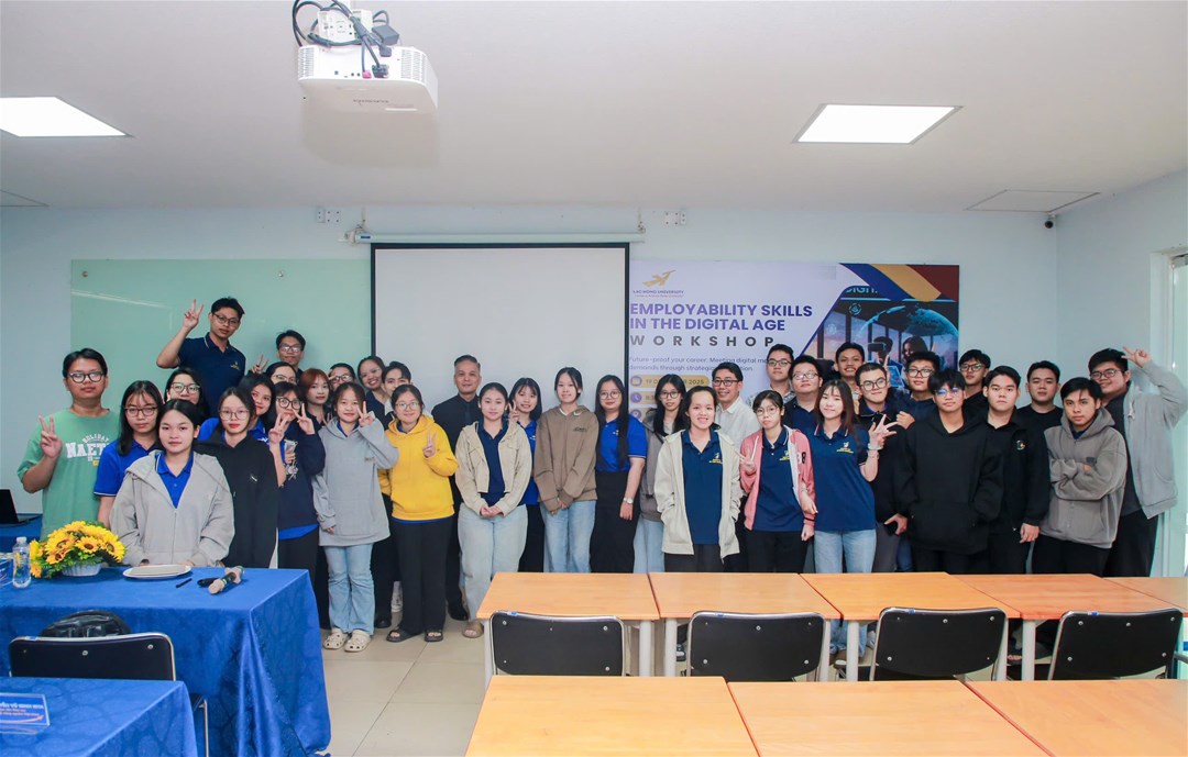 Diễn giả cùng các sinh viên chụp hình lưu niệm